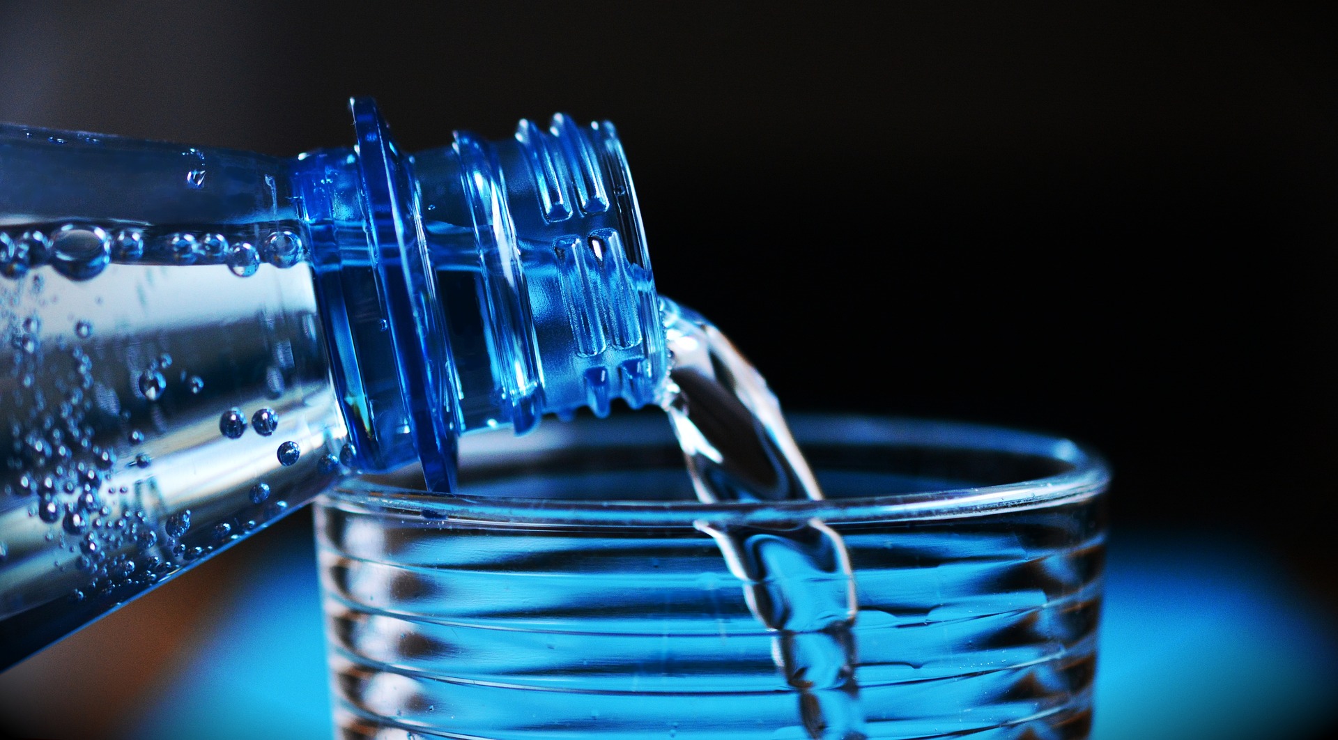 I benefici più importanti del bere acqua spesso